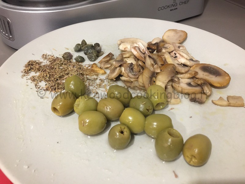 Ricetta bocconcini di tacchino in umido con funghi, olive e capperi ...